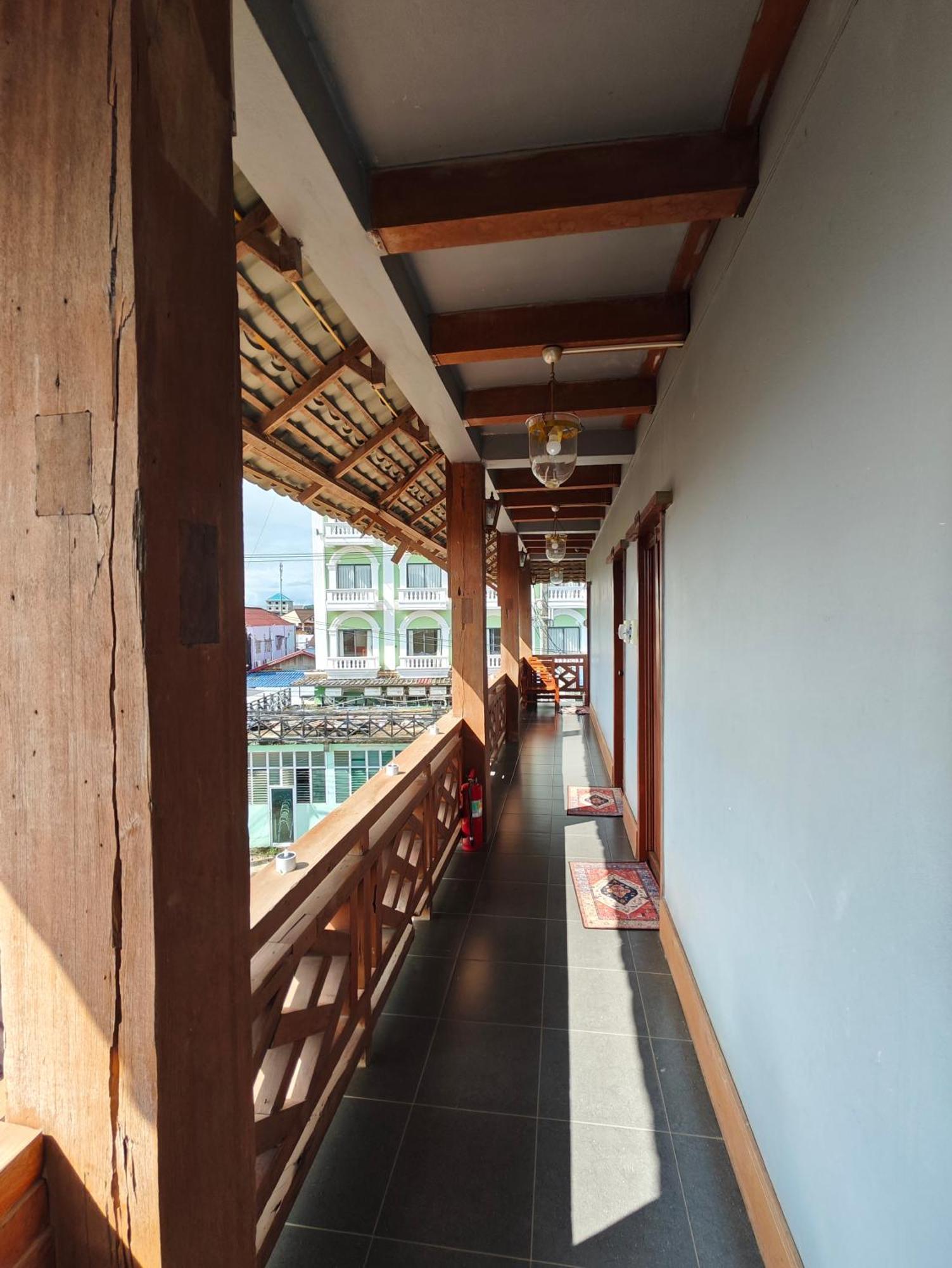 Vangvieng Pool House Hotel Vang Vieng Exterior photo